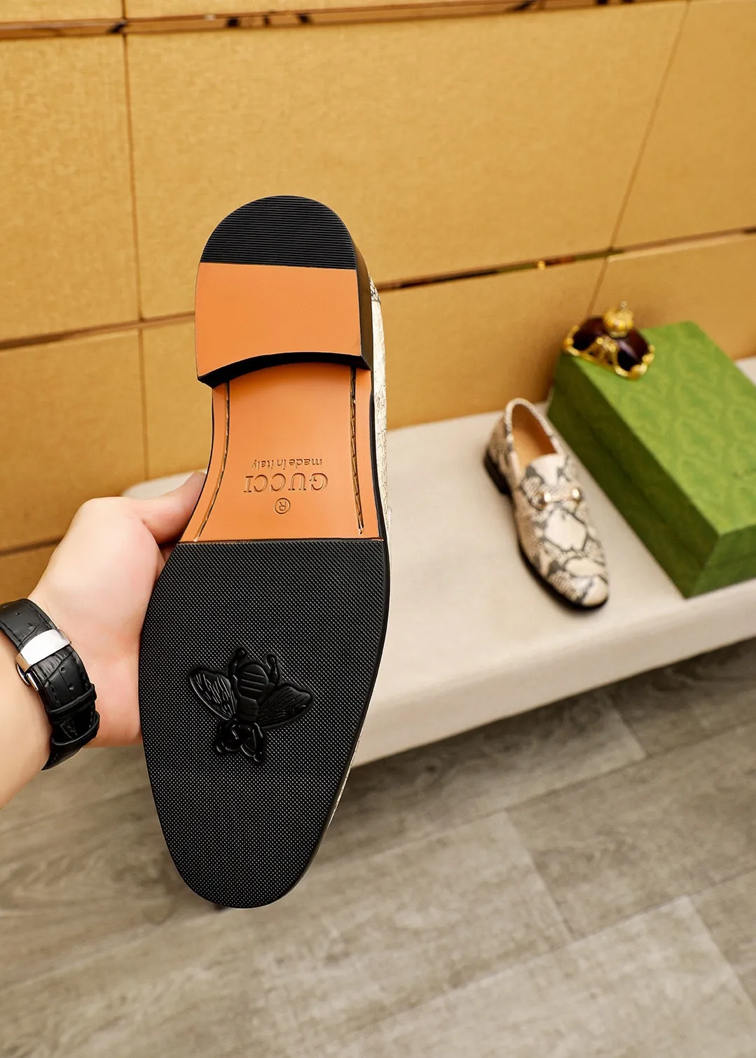 Men's shoes 💰460 💐 Product trademark: GUCCI "Gucci" casual leather shoes Regular size: 38-44 (45.46.47🉑️customized) Product materials: Selected imported first-layer calfskin upper + classic hardware buckle, imported cowhide leather lining. Strong three-dimensional visual effect, combined outsole Color: 1⃣️color optional